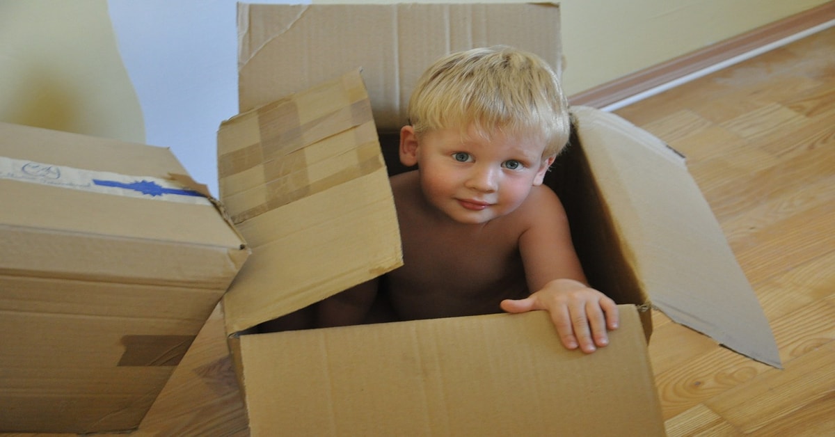 child-play-inside-moving-box